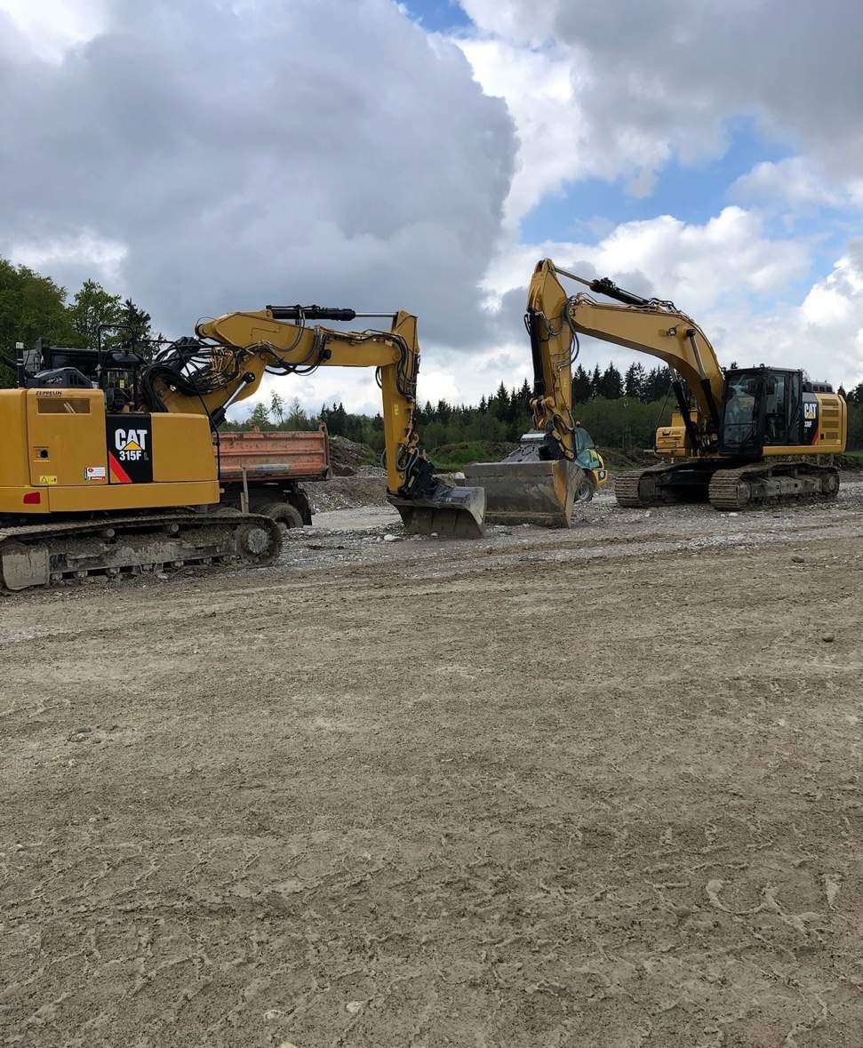 Zwei Bagger auf Großbaustelle